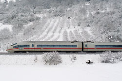 ICE 3 im Winter bei Winterhausen.