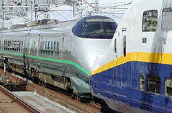 Shinkansen Serie 400 in Traktion mit Serie E4; &copy; by Shinji Iwai