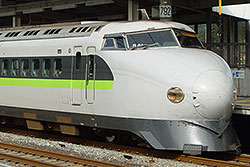 Shinkansen Serie 0 als Kodama in neuer Farbgebung von JR West im Bahnhof Higashi-Hiroshima. – 19.07.2003 © Wikipedia-Autor DAJF