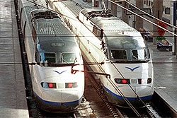 Zwei AVE der Serie 100 im Bahnhof Sevilla Santa Justa. – 03.07.1996 © André Werske