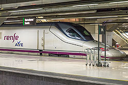 AVE Serie 112 im Bahnhof "Barcelona Sants".  © 04.09.2013 André Werske