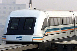 Transrapid in China fährt in den Bahnhof ein –  © Transrapid Pressebild