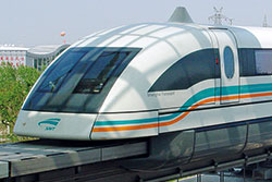 Transrapid in China fährt in den Bahnhof ein