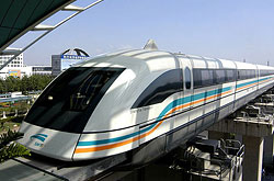 Transrapid in China bei der Einfahrt in den Bahnhof