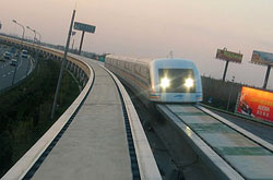 Zwei Transrapid-Züge begegnen sich auf freier Strecke