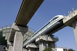 Blick von unten auf die Transrapid-Trasse mit Zug  © 2003/2004 Toralf Staub