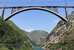 Qinglong-Brücke zwischen Guiyang und Kunming der Schnellfahrstrecke Shanghai - Kunming. Quelle: Wikipedia-Autor HighestBridges, aufgenommen im September 2015
