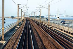 Großer-Belt-Brücke: West- und Ost­brü­cke. Fahrbahn des Westbrückenzuges, dahinter Sprogø und die Ostbrücke. © 07.07.2013 Wikipedia-Autor Falk2