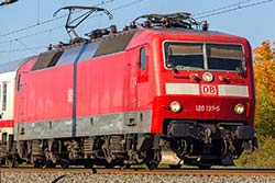 Baureihe 120 mit IC bei Leinach. © 15.10.2015 André Werske.