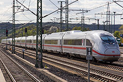 ICE 3 Baureihe 407 durchfährt den Bahnhof Montabaur