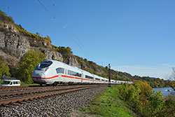 ICE 3 Velaro D (Baureihe 407) bei Himmelstadt.  © 09.10.2022 Matthias Kümmel