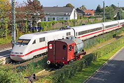 ICE 1 an der S-Bahn-Haltestelle „Hochdahl“ mit Dampfspeicherlok des Eisenbahn-Museums „Lokschuppen Hochdahl“.  © 02.10.2023 Andre Werske