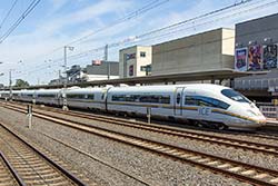 ICE 3 Baureihe 403 im Bahnhof Siegburg/Bonn: railbow ICE #Einziganders mit Regenbogen-Zierstreifen – Werbung für mehr Toleranz.  © 16.06.2023 Andre Werske