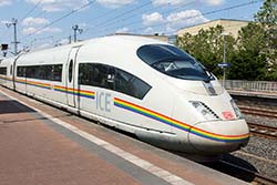 ICE 3 Baureihe 403 im Bahnhof Siegburg/Bonn: railbow ICE #Einziganders mit Regenbogen-Zierstreifen – Werbung für mehr Toleranz.  © 16.06.2023 Andre Werske