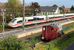 ICE 4 an der S-Bahn-Haltestelle „Hochdahl“ mit Dampfspeicherlok des Eisenbahn-Museums „Lokschuppen Hochdahl“.  © 02.10.2023 Andre Werske