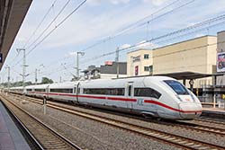 ICE 4 Baureihe 412 durchfährt den Bahnhof Siegburg/Bonn.  © 16.06.2023 Andre Werske