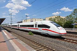 ICE 4 Baureihe 412 durchfährt den Bahnhof Siegburg/Bonn.  © 16.06.2023 Andre Werske