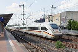 ICE 4 XXL „Bundesrepublik Deutschland“ mit Sonderlackierung (Baureihe 412) durchfährt den Bahnhof Siegburg/Bonn.  © 16.06.2023 Andre Werske