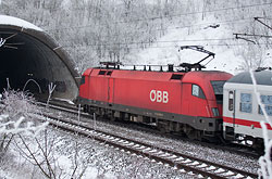 Intercity mit ÖBB Taurus auf NBS Hannover-Würzburg bei Leinach  © 04.12.2010 Andre Werske