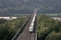 ICE-1 auf Neubaustrecke "Würzburg-Hannover" in der Nähe von Burgsinn  ©  Andre Werske