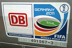 Dies ist das FIFA-Plakat am ICE 1  © 30.07.2011 Andre Werske