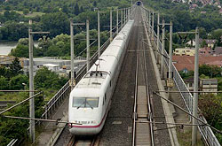 ICE-1 auf der Maintalbrücke bei Veitshhöchheim  © 2002 Andre Werske