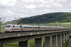 ICE 1 auf der Neubaustrecke "Hannover-Würzburg" bei Leinach  © 06/2004 Andre Werske