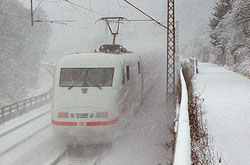 ICE-1 zwischen Würzburg und Winterhausen bei Schneetreiben  © 02/2001 Andre Werske