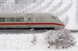 ICE-2 Steuerwagen in verschneiter Landschaft