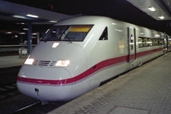ICE 2 mit originaler Farbgebung in Würzburg Hbf © 1998 André Werske