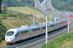 ICE 3 bei Hallerbach- und Wiedtalbrücke auf der NBS von Köln nach Frankfurt am Main.  © 04.08.2004 Andre Werske