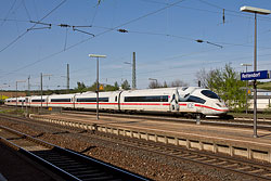 ICE 3 bei der Durchfahrt vom Bahnhof in Rottendorf  © 30.04.2012 Andre Werske