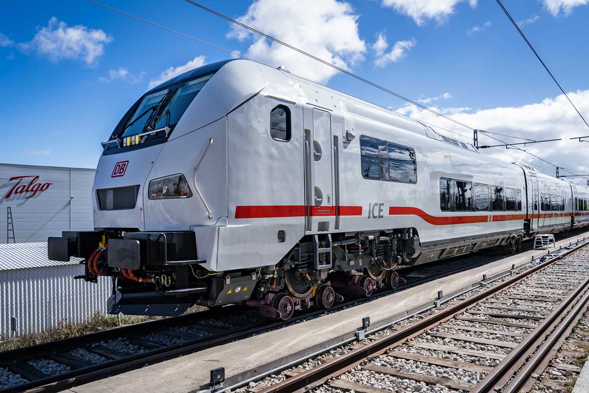 ICE L beim spanischen Hersteller Talgo. Wegen der breiteren Spurweite in Spanien wird der Zug auf Hilfsdrehgestellen transportiert. – 2023 © Deutsche Bahn AG / Tobias Holzer