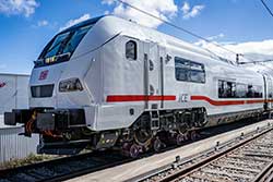 ICE L beim spanischen Hersteller Talgo. Wegen der breiteren Spurweite in Spanien wird der Zug auf Hilfsdrehgestellen transportiert.  © 2023 Deutsche Bahn AG / Tobias Holzer