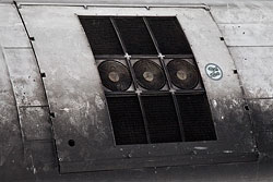 Ventilatoren im Dach eines ICE-TD-Endwagens