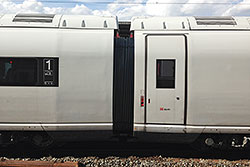 ICE 3, Baureihe 407 bei Versuchsfahrt in Würzburg Hbf: Wagenübergang.