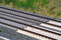 Feste Fahrbahn mit Schallschluck-Blöcken auf NBS Frankfurt-Köln  © 08/2004 Andre Werske