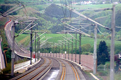 Der ICE 3 prescht mit 300 km/h aus dem Günterscheid-Tunnel  © 05/2004 Andre Werske