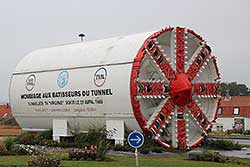 Tunnelbohrmaschine zur Erinnerung an den Eurotunnelbau in Coquelles, Frankreich