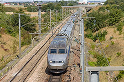 TGV Réseau mit TGV Duplex an der LGV Nord in der Nähe vom Gare TGV Haute Picardie.