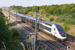 TGV Duplex an der LGV Nord in der Nähe vom Gare TGV Haute Picardie.