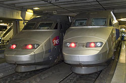 Zwei TGV-Atlantique-Züge in Paris Gare Montparnasse.