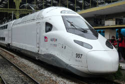 TGV M in neutral-weißer Lackierung in Paris Gare de Lyon. © 31.07.2023 Rémi Simonnin (CC BY-SA 4.0)