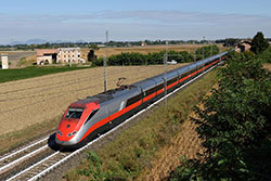 ETR 500 (Frecciarossa) bei Rovigo in der Region um Padua, Italien.