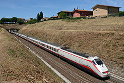 ETR 500 Frecciabianca als Eurostar Italia 9717 in San Giorgio in Salici.  © 19.08.2015 Lukas Kriwetz