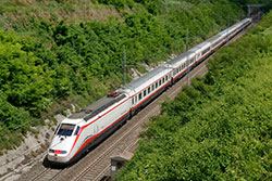 ETR 500 Frecciabianca als Eurostar Italia 9723 in San Giorgio in Salici.  © 19.08.2015 Lukas Kriwetz