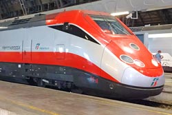 ETR 500 P „Frecciarossa“ (alte Farbgebung) im Bahnhof Milano Centrale © 27.08.2021 Kevin.B (CC BY-SA 4.0)