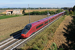.italo AGV, Serie ETR 575 (Frecciarossa) bei Rovigo in der Region um Padua, Italien.