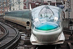 Shinkansen E954 (Fastech 360S) im Bahnhof Sendai. – 24.02.2009 © Wikipedia-Autor Jet-0