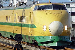 Shinkansen Mess- und Diagnosezug "Doctor Yellow" Serie 200 (Nr.925/10) bei der Einfahrt in den Bahnhof Takasaki.